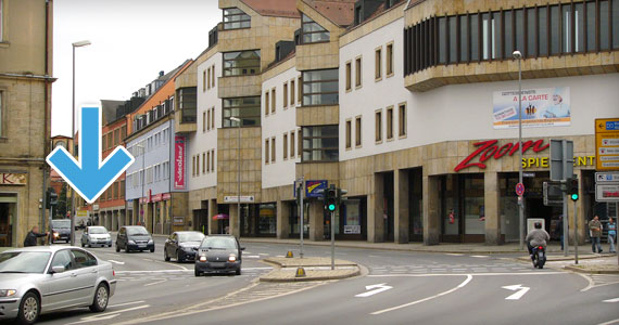 Strassenzug in der die Praxis Dr. Seidel liegt mit Pfeil