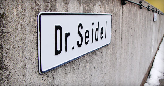 Schild Dr. Seidel auf dem Parkplatz hinter der Praxis