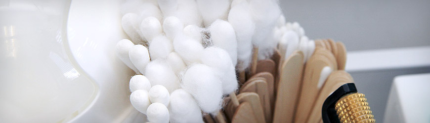 verschiedene medizinische Utensilien auf einem Tisch